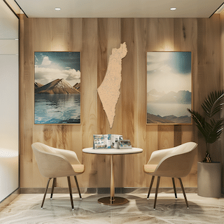 מפת שעם של ישראל תלויה על קיר בעיצוב מודרני